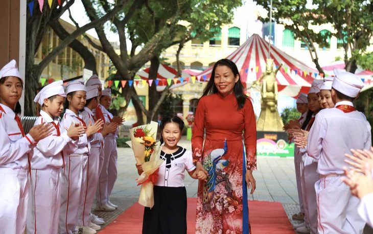 Cô trò Trường tiểu học Phù Đổng (Đà Nẵng) trong ngày khai giảng năm học mới - Ảnh: ĐOÀN NHẠN